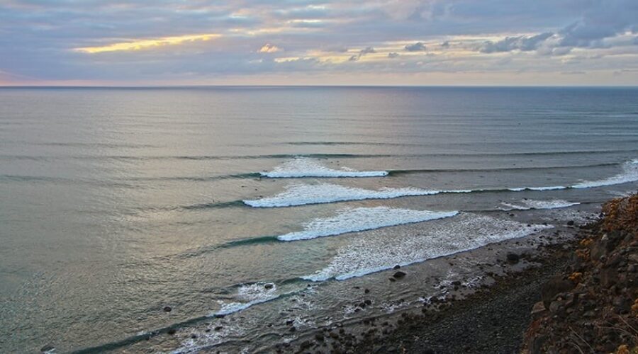 Descubre el Mejor Surf en Bajamar, Gran Canaria: Guía de Experiencias Únicas