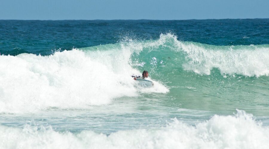 Clases de surf en Malpica, Galicia: Descubre la emoción de las olas