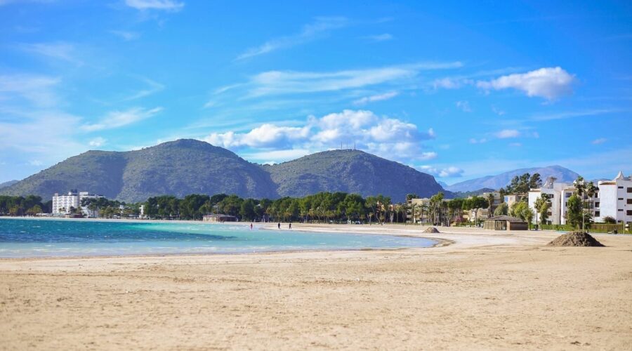 Experiencia de Surf en Puerto de Alcudia: Descubre las Mejores Clases y Itinerarios para Surfear en Este Paraíso del Mediterráneo