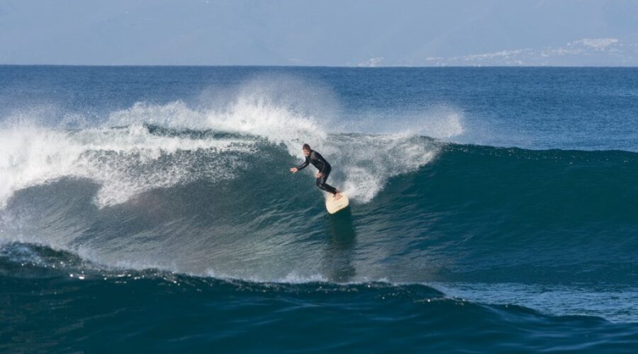 Descubre las mejores experiencias de surf en Santa Cruz de Tenerife: cursos intensivos y olas perfectas