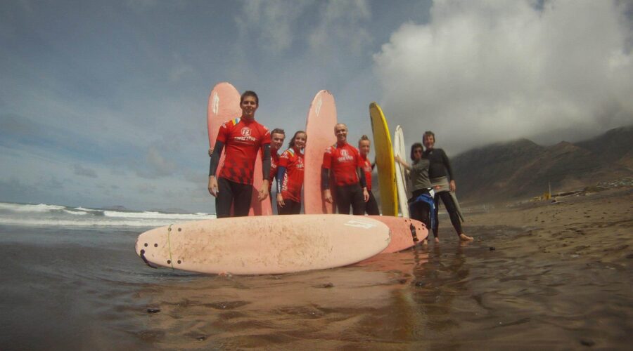 Clases de Surf en Caleta de Famara, Lanzarote: Experimenta la Ola Perfecta y Descubre la Isla