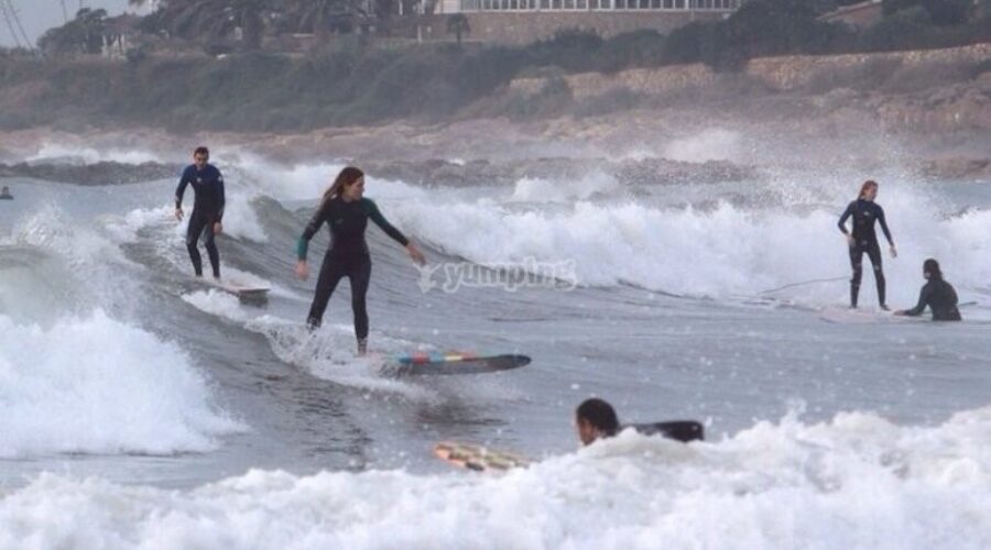 Descubre las Mejores Experiencias de Surf en Castelldefels – Guía de Viaje Única