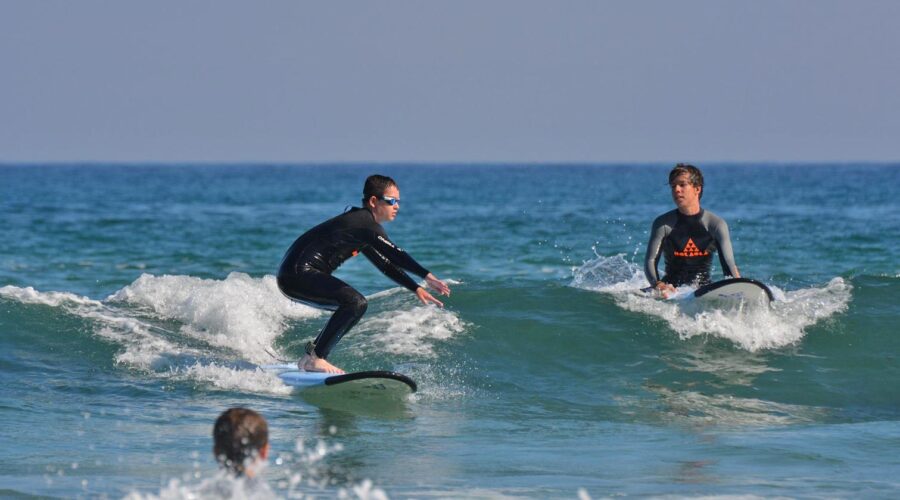 Descubre el Surf en Castropol, Asturias: Guía de Experiencias y Cursos de Surf Únicos