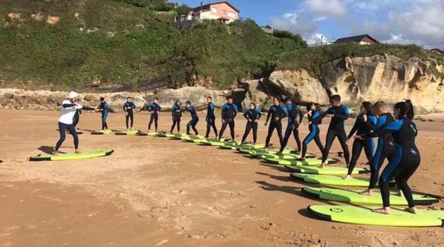 <h2></noscript>Cóbreces: Descubre Cantabria a través del surf</h2>

<h2>Itinerario 1: Clases de surf en Cóbreces</h2>
<p>Aprende a surfear en Cantabria con nuestro itinerario de 5 días en Cóbreces. Disfruta de clases de surf matutinas en hermosas playas cercanas y adquiere las habilidades básicas necesarias para disfrutar de esta emocionante actividad. ¡Una experiencia perfecta para principiantes!</p>

<h2>Itinerario 2: Perfecciona tus habilidades de surf en Cantabria</h2>
<p>Si ya tienes experiencia en el surf, nuestro itinerario de 7 días en Cóbreces te llevará a las mejores escuelas de surf de Cantabria. Recibirás instrucciones personalizadas de profesionales del surf y tendrás la oportunidad de practicar en playas desafiantes. ¡Mejora tu técnica y estilo mientras disfrutas de la belleza de Cóbreces!</p>

<h2>Itinerario 3: Sumérgete en la cultura del surf de Cantabria</h2>
<p>Vive una experiencia inolvidable de 10 días en Cóbreces, aprendiendo a surfear en Cantabria y sumergiéndote en la cultura del surf. Disfruta de clases de surf en hermosas playas, visita lugares emblemáticos de la región y conoce la vida local de Cóbreces. ¡Una experiencia única para los amantes del surf y la aventura!</p>