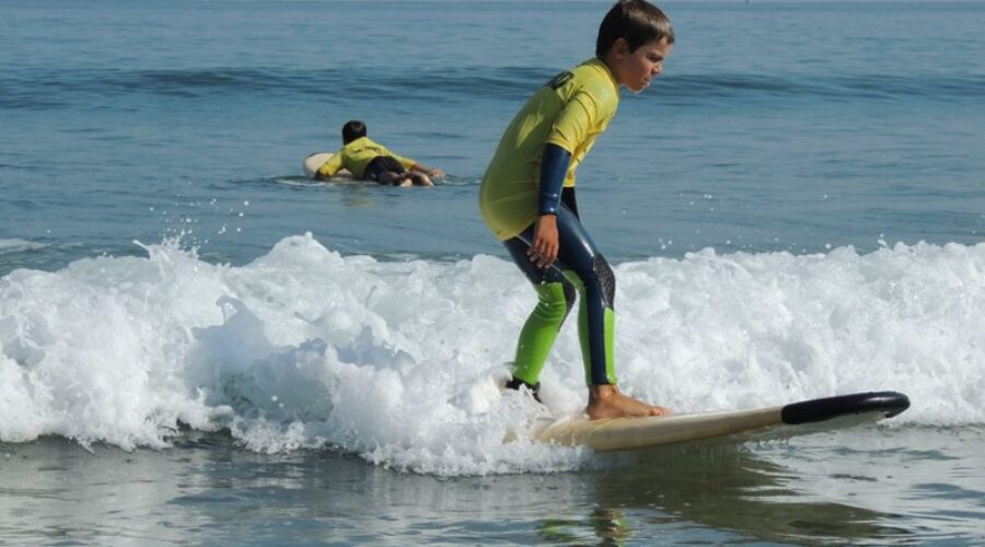 Guía de Surf en Irún, País Vasco: Itinerarios Únicos para una Experiencia Inolvidable”