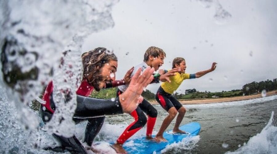 Mogro: Aprende a surfear en Cantabria y descubre las mejores olas

Conviértete en un experto del surf en Mogro, Cantabria. Descubre las escuelas de surf en Cantabria y sumérgete en una experiencia única de aprendizaje. ¡No te pierdas la oportunidad de disfrutar de las hermosas playas y desafiantes olas de este destino!

Itinerario 1: Iniciación al surf en Mogro

Aprende a surfear en solo 3 días. En las reconocidas escuelas de surf de Mogro recibirás clases con instructores profesionales. Aprenderás las técnicas básicas y tendrás la oportunidad de practicar en aguas poco profundas, ideales para principiantes.

Itinerario 2: Perfeccionamiento de habilidades en Mogro

Si ya tienes experiencia en el surf, este itinerario de 5 días te ayudará a mejorar tus habilidades. Recibirás clases avanzadas de surf, aprenderás maniobras complejas y podrás explorar diferentes playas de Mogro para desafiar tus límites.

Itinerario 3: Surf y cultura en Mogro

Combina el surf con la cultura local en un itinerario de 7 días. Disfruta de clases de surf por las mañanas y explora los encantos de Mogro y sus alrededores por las tardes. Realiza excursiones a otras playas cercanas y sumérgete en la historia y tradiciones de la región.

Cada día en Mogro es una oportunidad para vivir emociones únicas y descubrir nuevos horizontes en el agua. Elige el itinerario que más se ajuste a tus necesidades y prepárate para vivir una experiencia inolvidable en este paraíso del surf. ¡No esperes más y atrévete a surfear en Mogro, Cantabria!