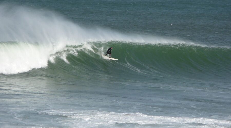 Descubre la Guía Definitiva de Surf en Mundaca, País Vasco: Itinerarios, Clases y Aventuras