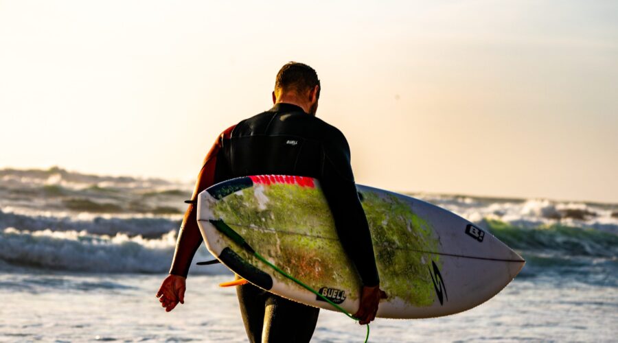 Descubre la magia del surf en Pedreña, Cantabria: itinerarios para una experiencia inolvidable

Itinerario 1: Un fin de semana emocionante en Pedreña
– Clases de surf por la mañana y relajación en la playa por la tarde.
– Visitar el encantador centro de Pedreña y disfrutar de la deliciosa gastronomía local.

Itinerario 2: Una semana de surf y diversión en Pedreña
– Tomar clases de surf y practicar en diferentes playas de Pedreña.
– Excursiones a otras playas cercanas y disfrutar de sesiones de surf más largas y desafiantes.
– Explorar el encantador pueblo de Pedreña y visitar el Parque Natural de las Dunas de Liencres.

Itinerario 3: Dos semanas de inmersión total en el surf en Pedreña
– Clases de surf intensivas y sesiones guiadas por instructores expertos.
– Mejorar habilidades de surf y explorar otros destinos populares de surf en Cantabria.
– Disfrutar de la vibrante vida nocturna y conocer a otros surfistas de todo el mundo.

No importa cuántos días decidas pasar en Pedreña, te aseguramos que vivirás una experiencia de surf increíble. Aprende a surfear en Cantabria y descubre la magia de Pedreña. ¡No te lo pierdas!