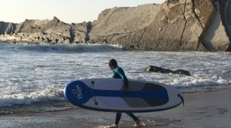 ¡Descubre el paraíso del surf en Plencia, País Vasco! Aprende a surfear en aguas cristalinas y playas de ensueño. Itinerario de 3 días para una experiencia única.