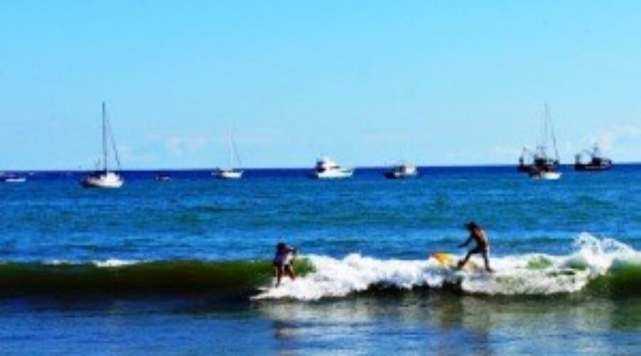 Descubre las Mejores Experiencias de Surf en San Juan de la Arena, Asturias: Cursos, Olas y Aventura