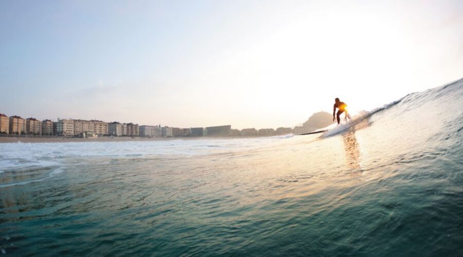 Descubre los mejores itinerarios de surf en San Sebastián, la joya del País Vasco para aprender, perfeccionar tus habilidades en el agua y sumergirte en su cultura única.</p></noscript>