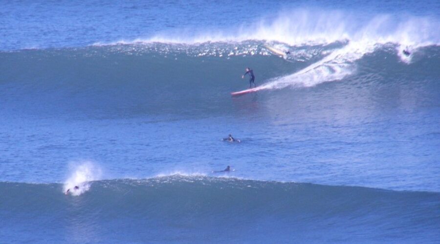 Guía de Viaje de Surf en Sopelana: Descubre las Mejores Olas