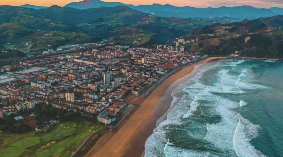 Descubre Zarautz: Fin de Semana, Semana Intensiva y Retiro de Surf en el País Vasco